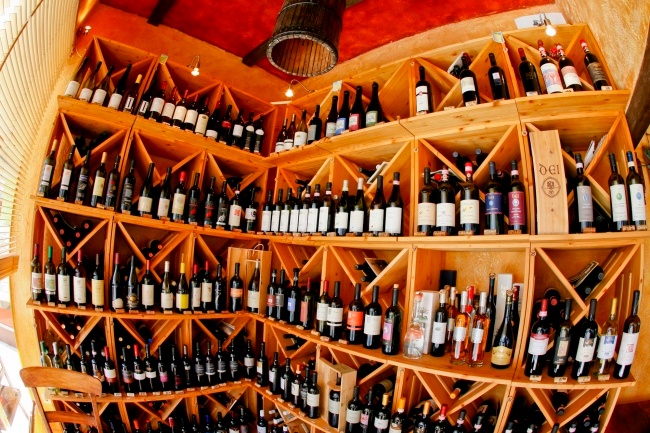 Panorama Bild von den Weinregalen