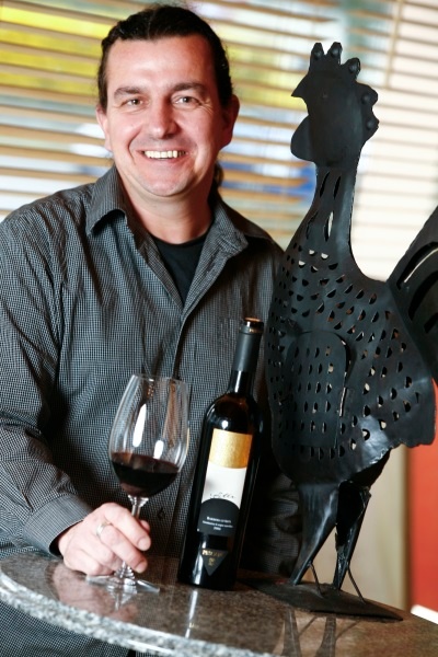 Vinothek Gallo Nero Inhaber mit Glas Rotwein