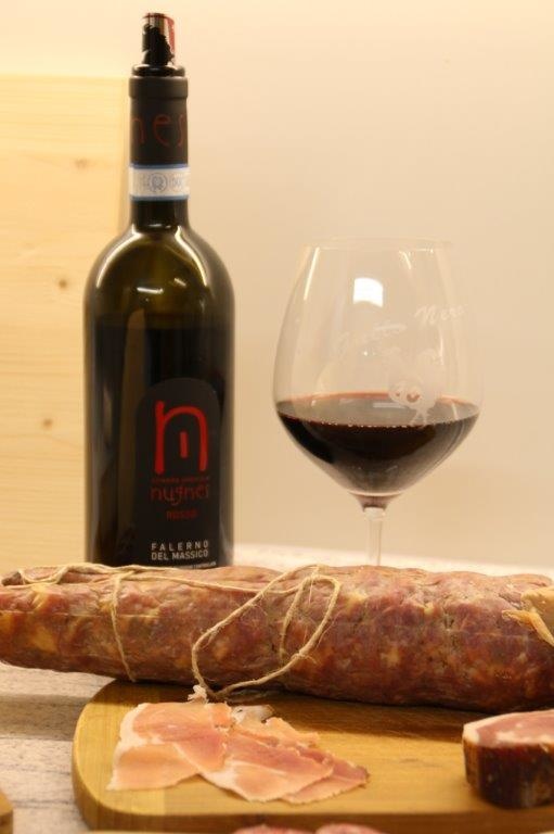 Rotwein im Glas und eine echt italienische Wurst