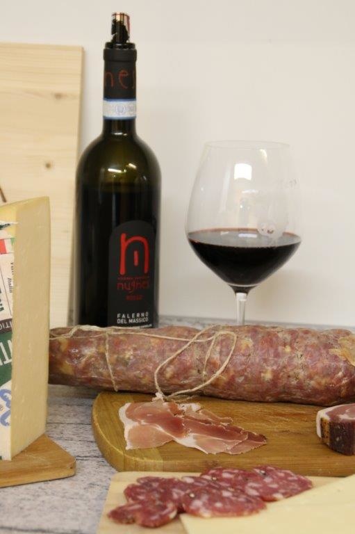 Rotwein im Glas und eine echt italienische Wurst und Käse