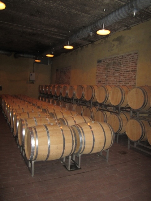 gelagerte Weinfässer im Weinkeller